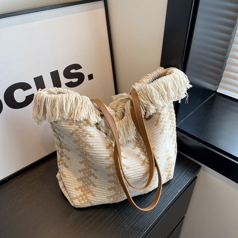 Bolso tejido borla de punto para mujer 2023 nuevo diseño de nicho Bolso de mano de moda contraste color bolsa de hombro de gran capacidad