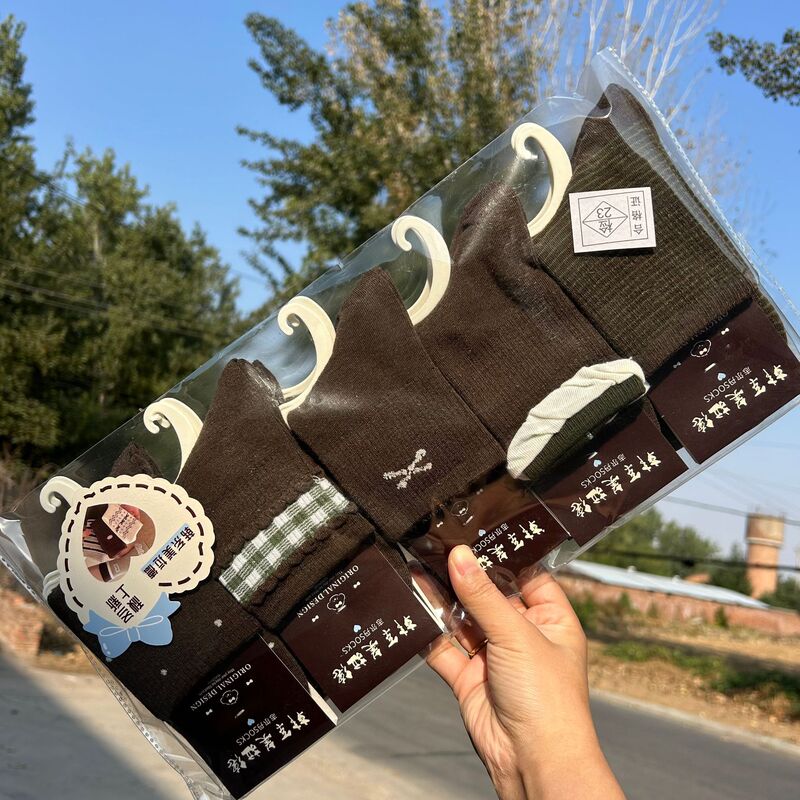 Zhi Er Dan's new autumn and winter women's mid-calf socks in Japanese and Korean style, gray oatmeal cartoon socks, sporty college trend socks Zhi Er Dan's new autumn and winter women's mid-calf socks in Japanese and Korean style, gray oatmeal cartoon socks, sporty college trend socks