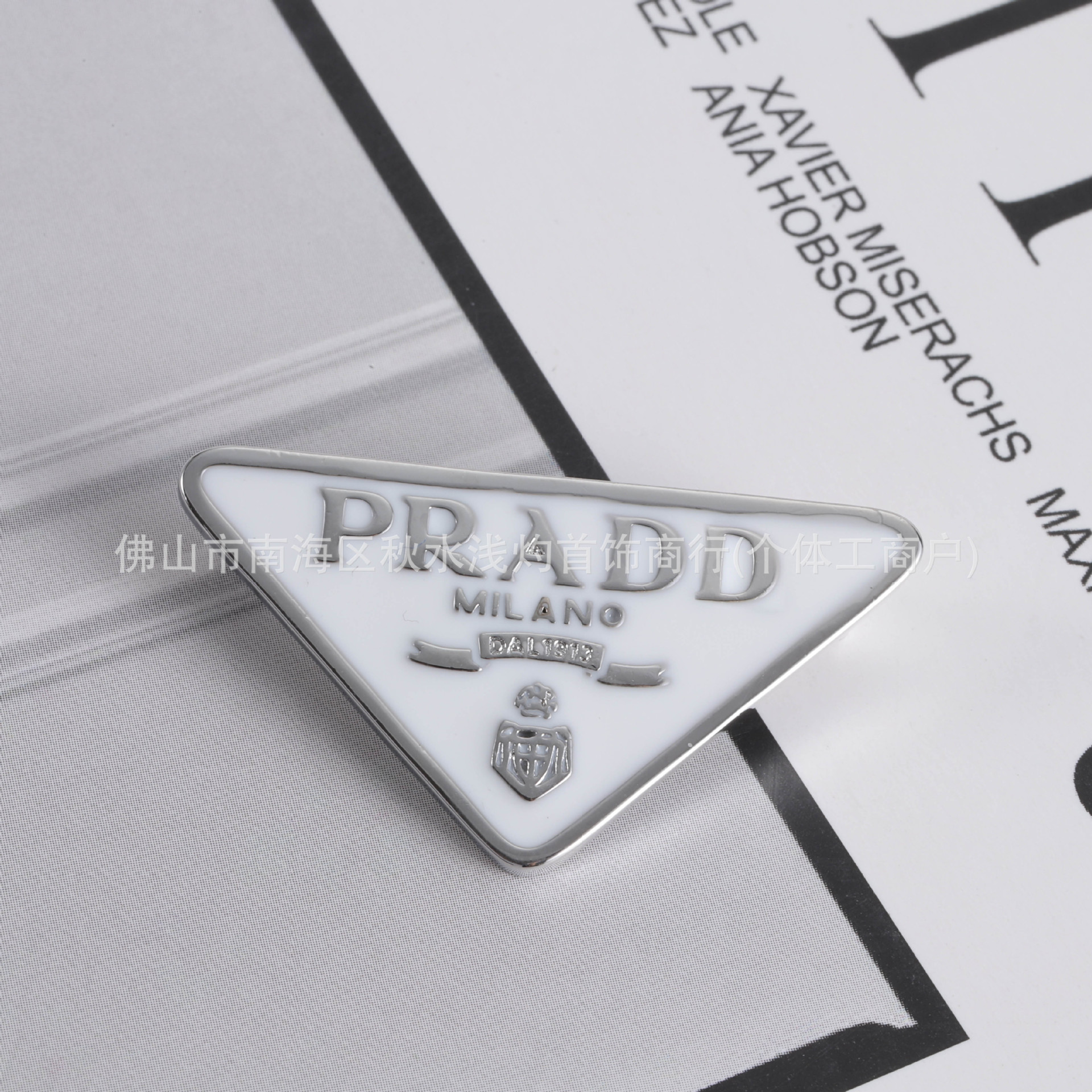 PUJIA 새 편지 거꾸로 삼각형 드롭 접착제 및 다이아몬드 황동 브로치 여성의 간단한 빛 럭셔리 코사이지 고급 가슴 장식