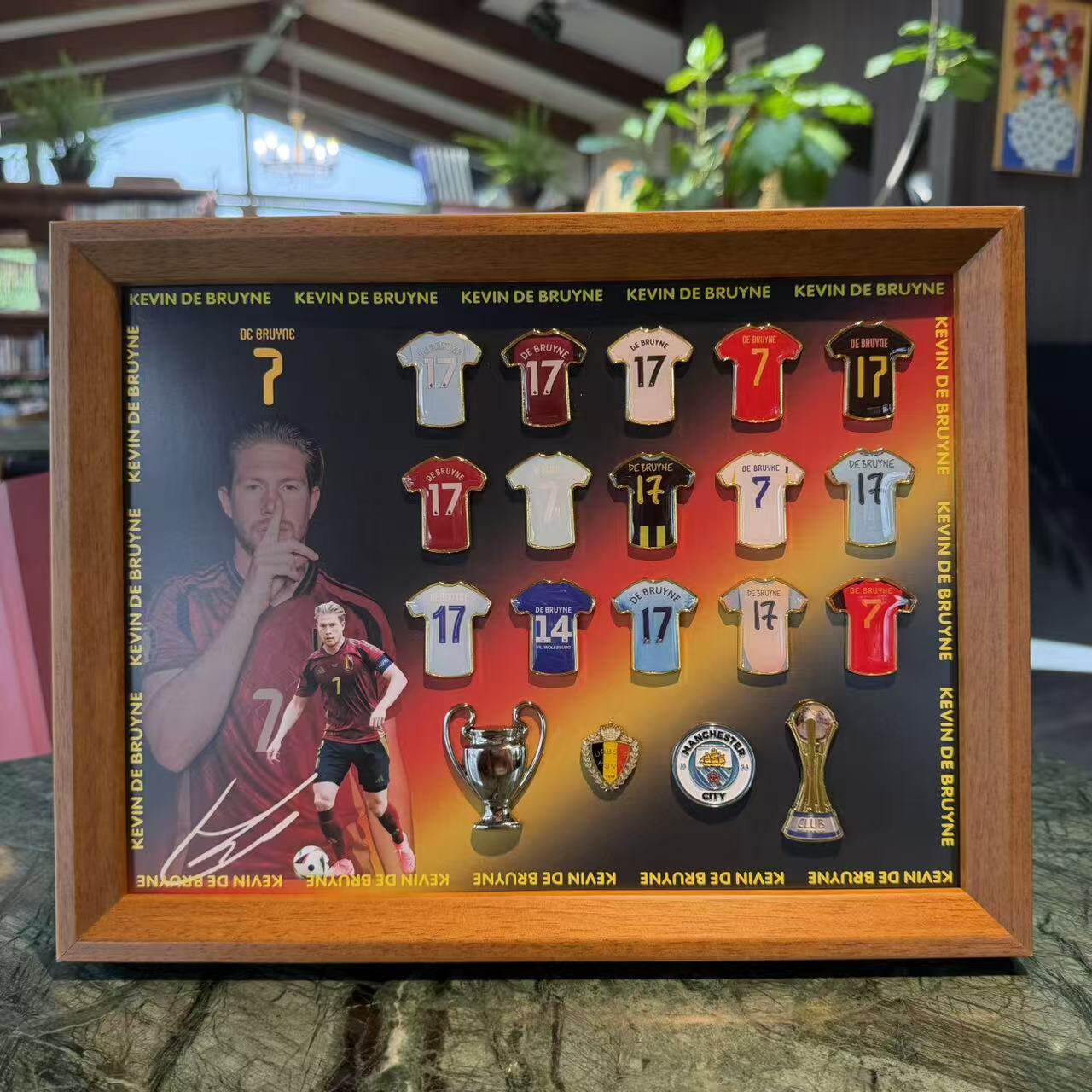 Messi Ronaldo camiseta insignia marco de madera sólida recuerdos de fútbol hechos a mano alrededor del cumpleaños del novio Regalo del festival de Qixi image 13
