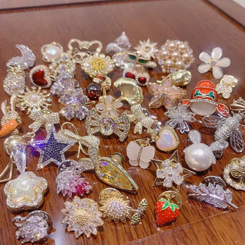 Small brooch with zircon, protective underware, pin with animals lapel pin, micro incrustation, light luxury style