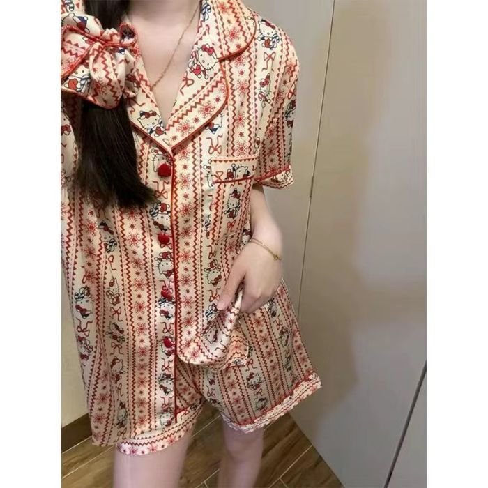 Venta al por mayor transfronteriza de tiras rojas KT pijamas de seda de hielo pantalones cortos de manga corta de verano para mujer cárdigan de dibujos animados dulce traje de servicio a domicilio fresco