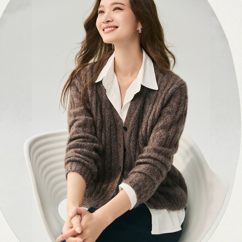 2026 Autumn/Winter New Floral Yarn V-Neck Buttoned Mulberry Silk and Cashmere Knit Cardigan for Women, Soft, Lightweight, Warm, and Long-Sleeved 2026 Autumn/Winter New Floral Yarn V-Neck Buttoned Mulberry Silk and Cashmere Knit Cardigan for Women, Soft, Lightweight, Warm, and Long-Sleeved