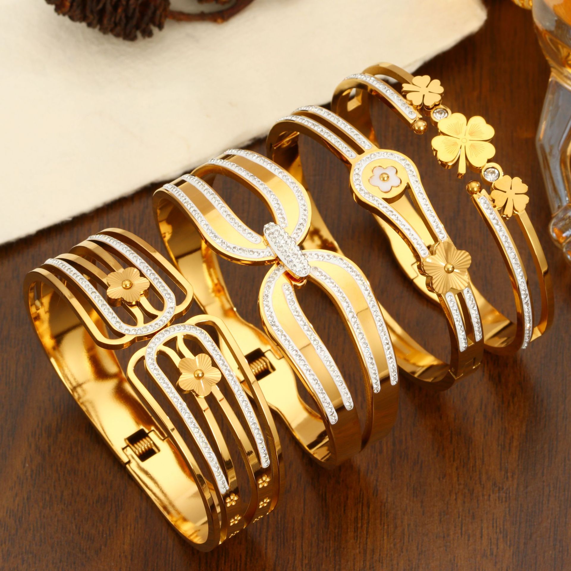 Titanium Steel Gold Bracelet, Exquisite Stainless Steel Jewelry, Elegant Women's Jewelry, Versatile and Fashionable Wholesale Christmas Accessories