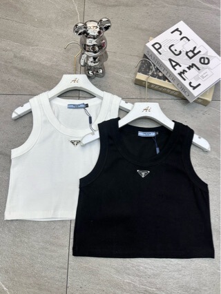 High-end classic summer P-brand knitted ribbed tank top with metal triangle logo, elastic slim-fit camisole for women High-end classic summer P-brand knitted ribbed tank top with metal triangle logo, elastic slim-fit camisole for women