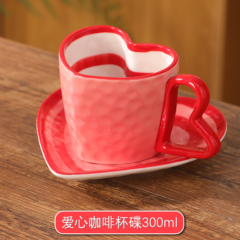 Taza de café hecha a mano con un set de té de la tarde creativo de alto valor facial pareja nicho sensación de atmósfera pintada a mano