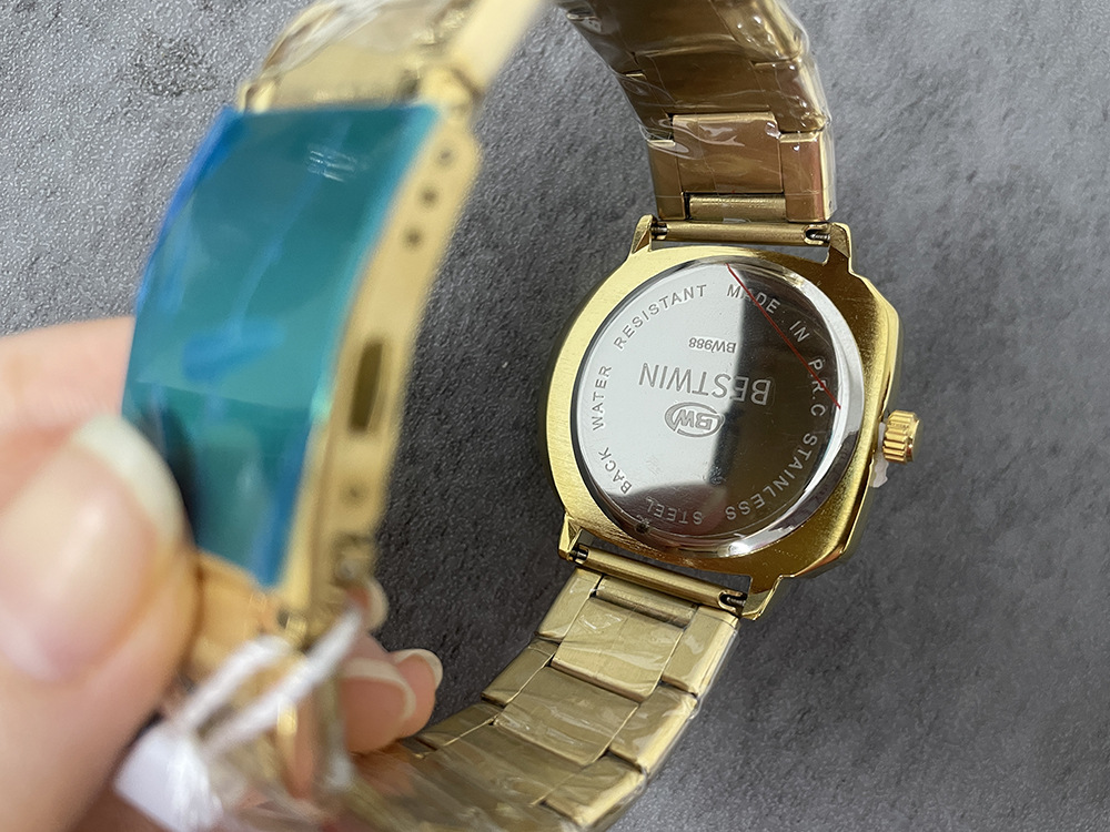 Montre quartz homme dorée forme u style luxe rétro_voghion.com