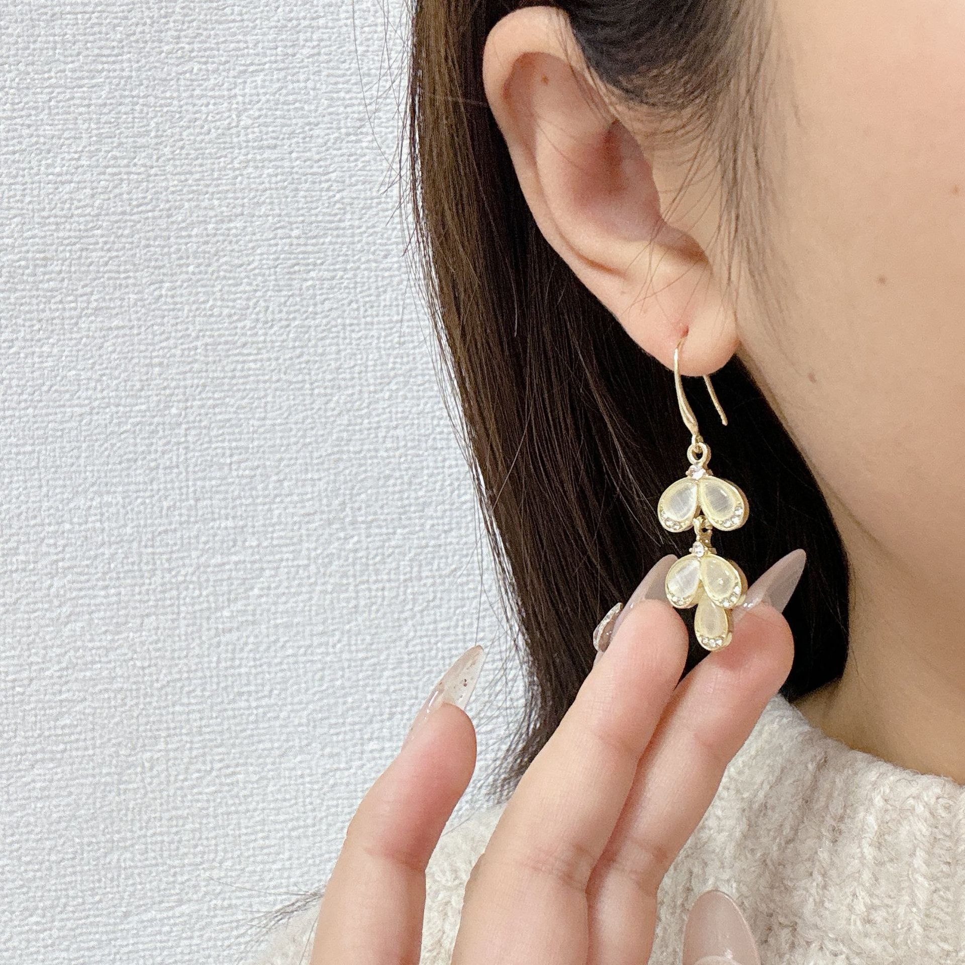 Temperament full diamond luxury high-end feeling long cat's eye stone ear hook sweet gentle earrings super fairy fashion fashion earrings