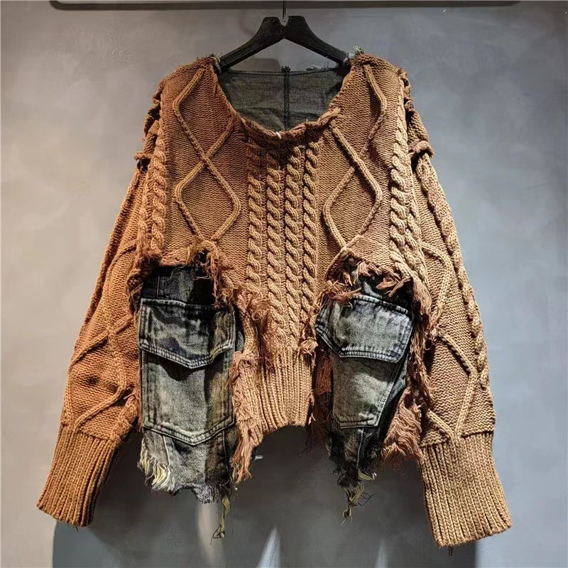 Diseño de moda personalidad nicho de tejido de ganado tejido de costura jeans cuello redondo manga larga suéter corto para mujeres 2024 otoño invierno