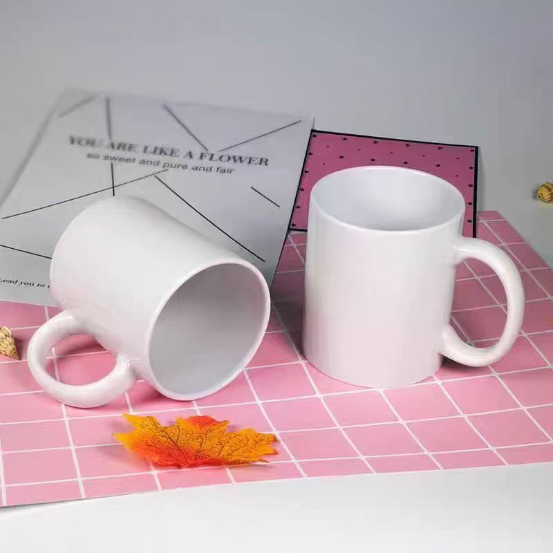 Taza desnuda en blanco sin transferencia de calor