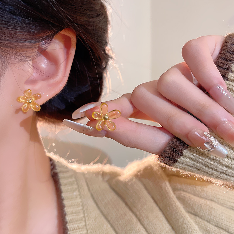 Oversized Sculptural Clear Acrylic Clip-on Earrings Modern Design_voghion.com