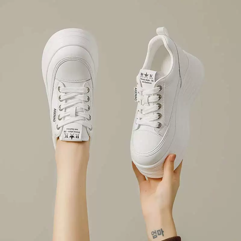 Женские туфли на низком ходу с толстой подошвой для увеличения роста, легкие белые туфли для женщин, новые летние дышащие белые кроссовки из сетки 2025 года.