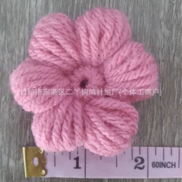 Фабричные аксессуары для одежды ручной работы: вязаные крючком пуфы, заколки и ободки для волос, дизайн и изготовление по образцам и чертежам.