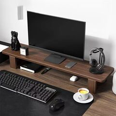 木のコンピュータのディスプレイは高くなって棚のノートを支えます。