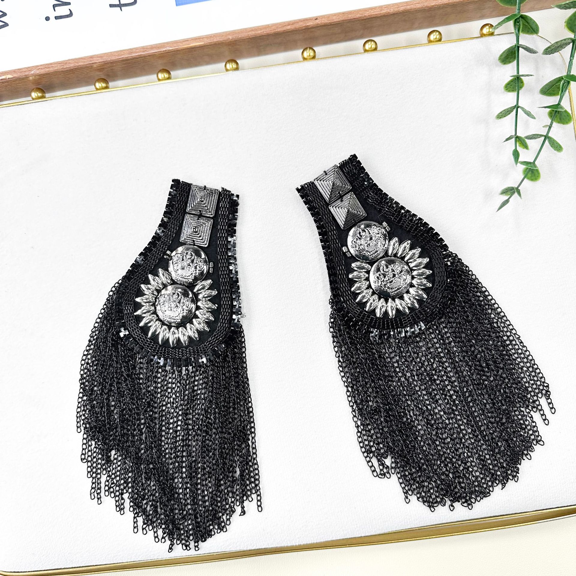 Europa y Estados Unidos mano de clavos de metal bordilla punk insignia trajes retro vestidos decoración para niños desfile accesorios de hombro