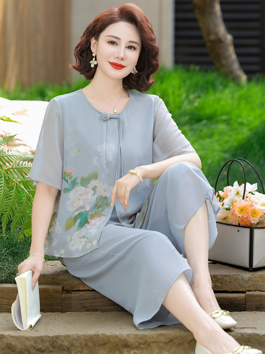 50代のお母さんの夏服のスーツの新しい中国式のプリントの半袖の広い奥さんの中高年の婦人服のシフォンのシャツの2つのセット