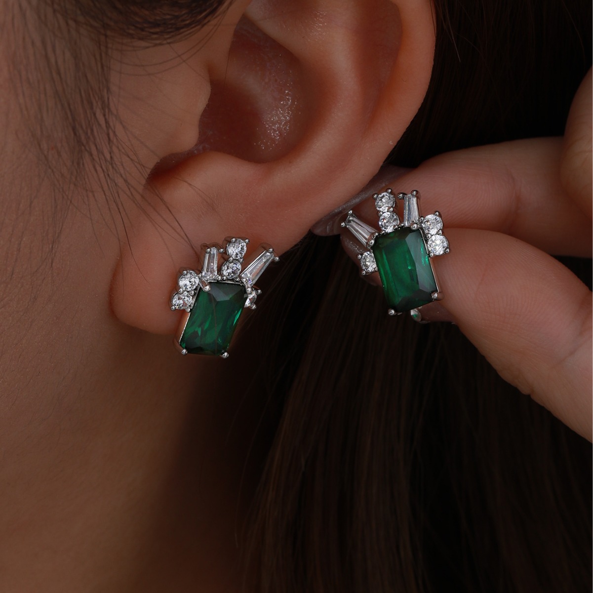 Xuping imitación de aretes de color esmeralda de verano de alto nivel nicho pernos de lujo ligeros temperamento cuadrado simple orejas para mujeres