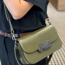 2025年寇家新款Harper翻盖马车标单肩包腋下斜跨简约时尚百搭女包