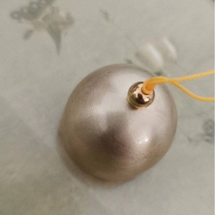 벨 망치와 노란색 와이어 구리 벨