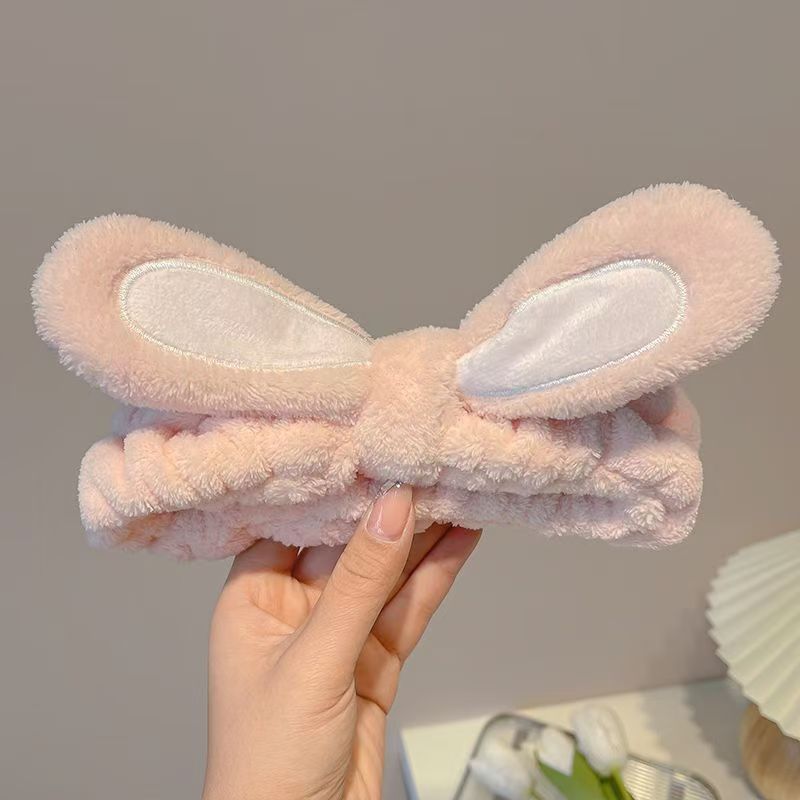 かわいいぬいぐるみのウサギの耳の顔を洗って髪を束ねます。手首に防湿袖の神器をつけます。|undefined