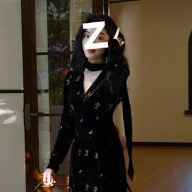 法式碎花黑色丝绒丝绒连衣裙2025秋冬款高端显瘦气质性感长裙