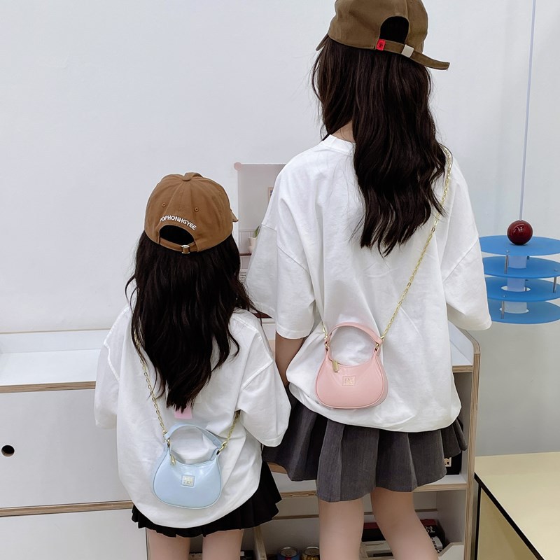 Bolso de hombro para niños y niñas de estilo coreano simple color sólido estilo occidental mini bolso de cadena para padres e hijos 2025 nuevo bolso para niños
