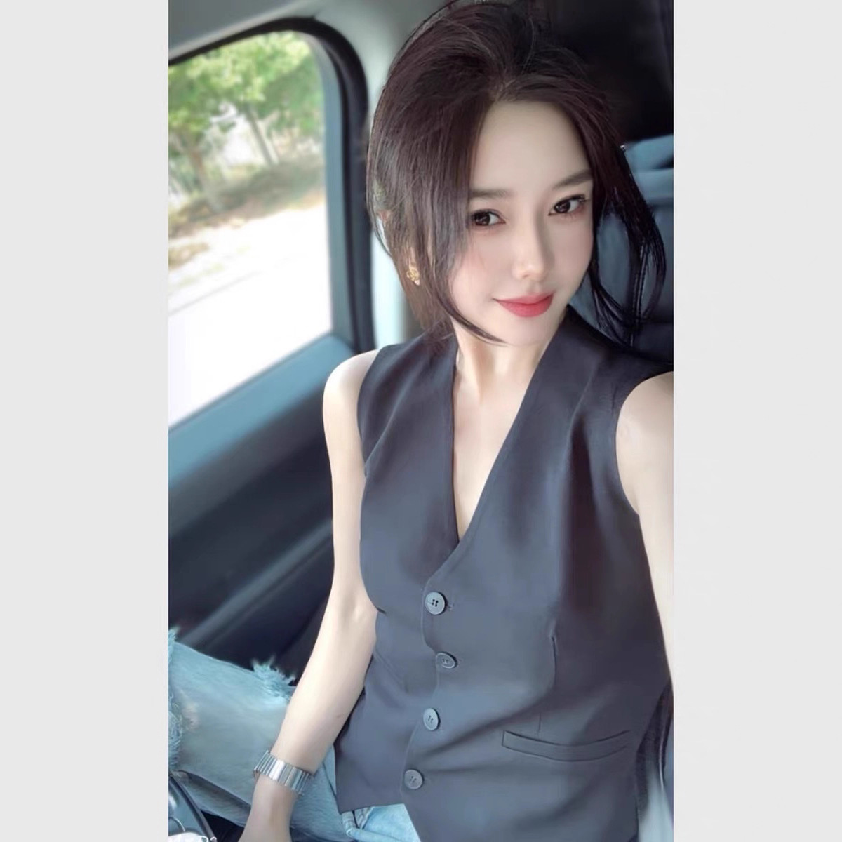 2446 Niche Black Sleeveless Suit Vest Women's Summer Unique Beautiful Light Mature Niche Non-Colliding Top
