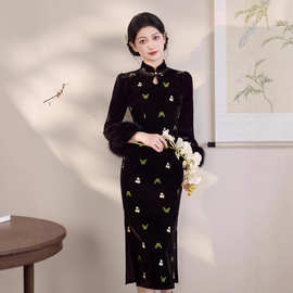 黑色丝绒蝴蝶旗袍新款2025纯欲刺绣加绒遮肉复古连衣裙长款日常