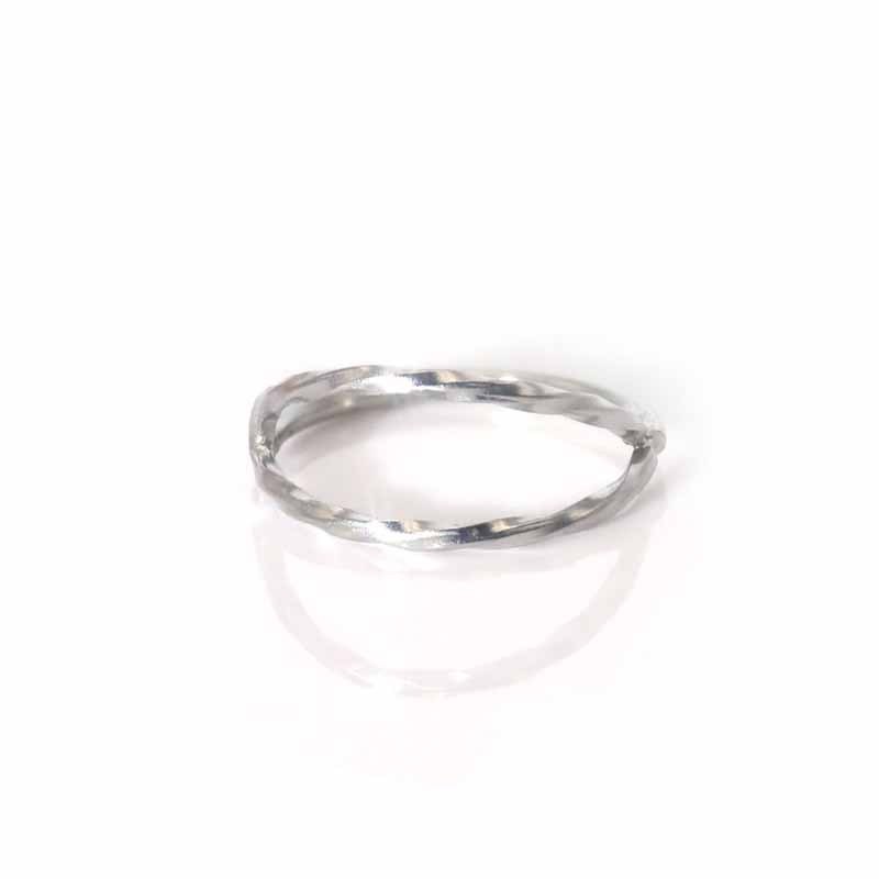 Nospiercing i rostfritt stål i twist-stil_voghion.com