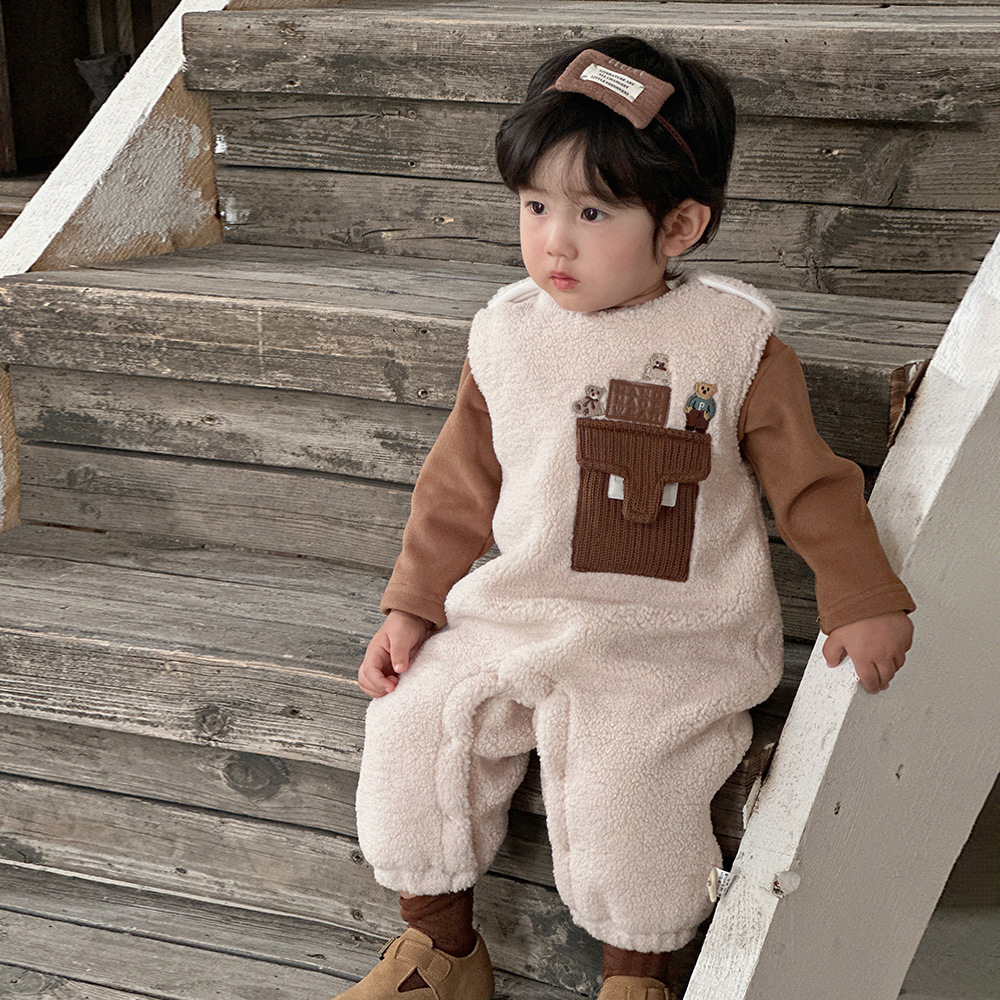 Traje de ropa para niños para bebés coreanos 2024 otoño e invierno nuevo producto traje de escalada de terciopelo de trigo dorado mono de dos piezas para bebés masculinos