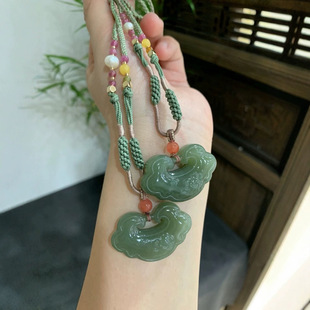 Hetian jade carved auspicious cloud lock, the lake green, ice moist, rich color, carved graceful,