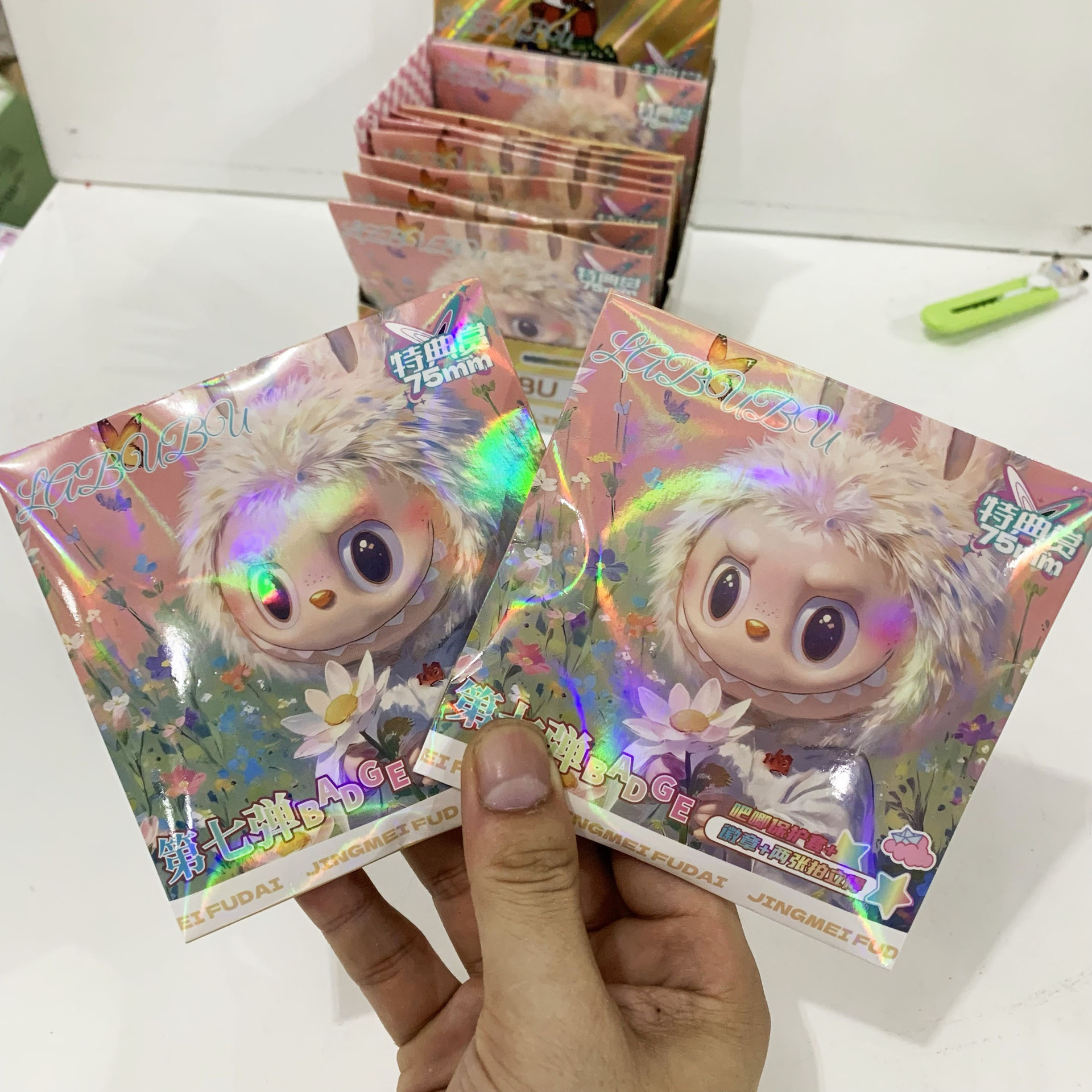 Labubu ラブブ ブラインドプルバッジ 漫画 高価値レーザー馬口 75mm バッジ 子供用ギフト