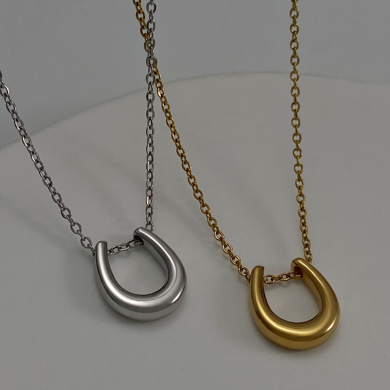 Collana con ciondolo a forma di ferro di cavallo a forma di U, di lusso, leggera, di nicchia, con design di alta gamma, catena per clavicola, nuova moda in titanio_voghion.com