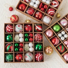 国境を越えた現物の箱にクリスマスボールが飾られている6cmメッキ異形の彩色ギフトボックスセットクリスマスツリーのペンダント