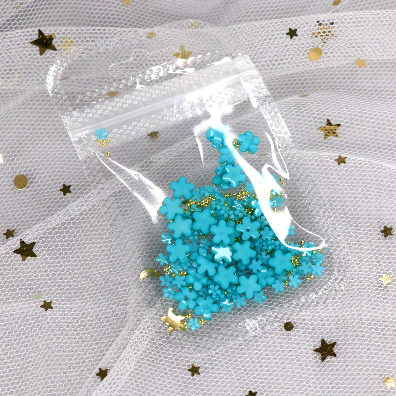 Blanco flor pequeña joyería de uñas de resina tridimensional de cinco pétalos tamaño de la flor mezclada con oro y plata cuentas de acero