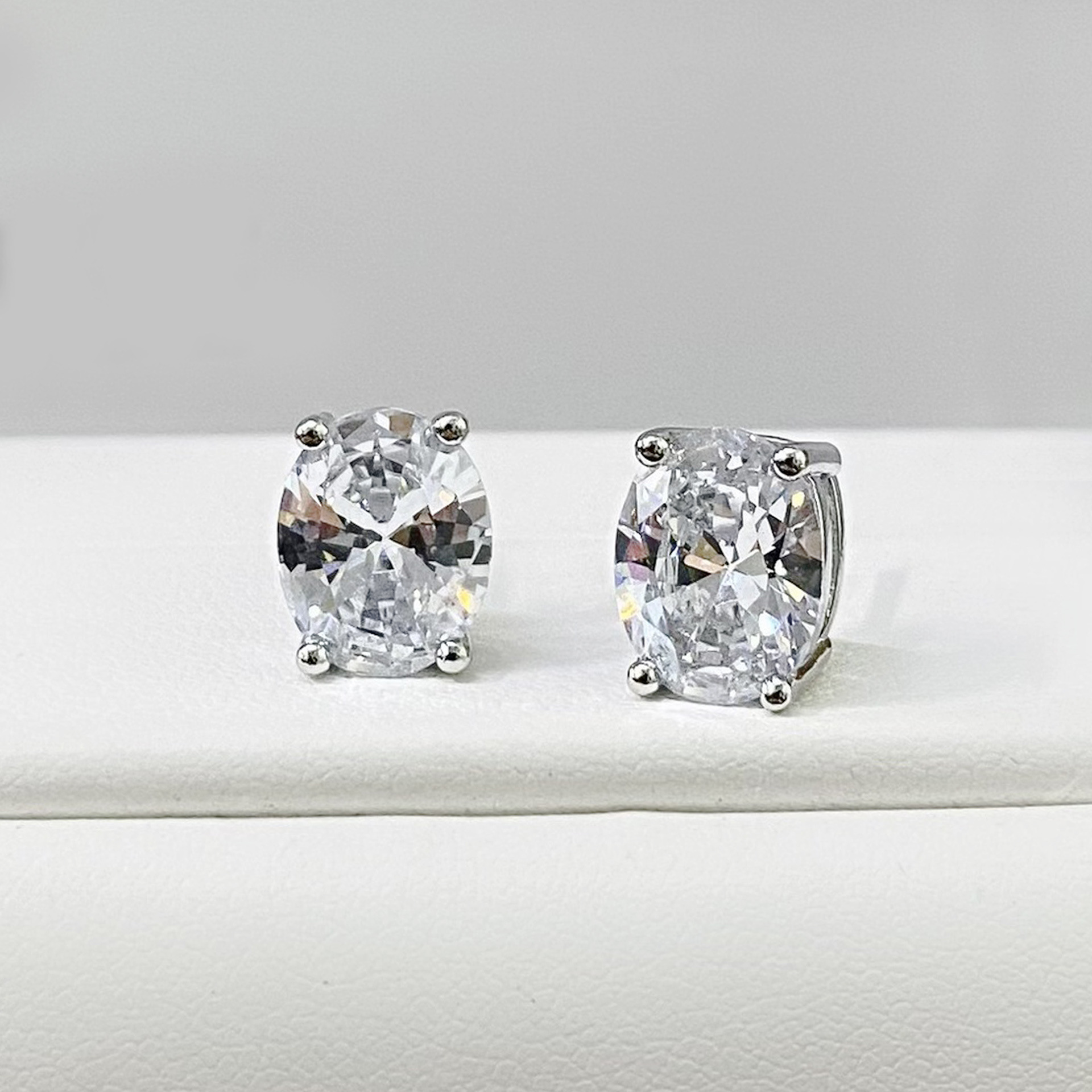 E135 classic four-prong pigeon egg stud earrings