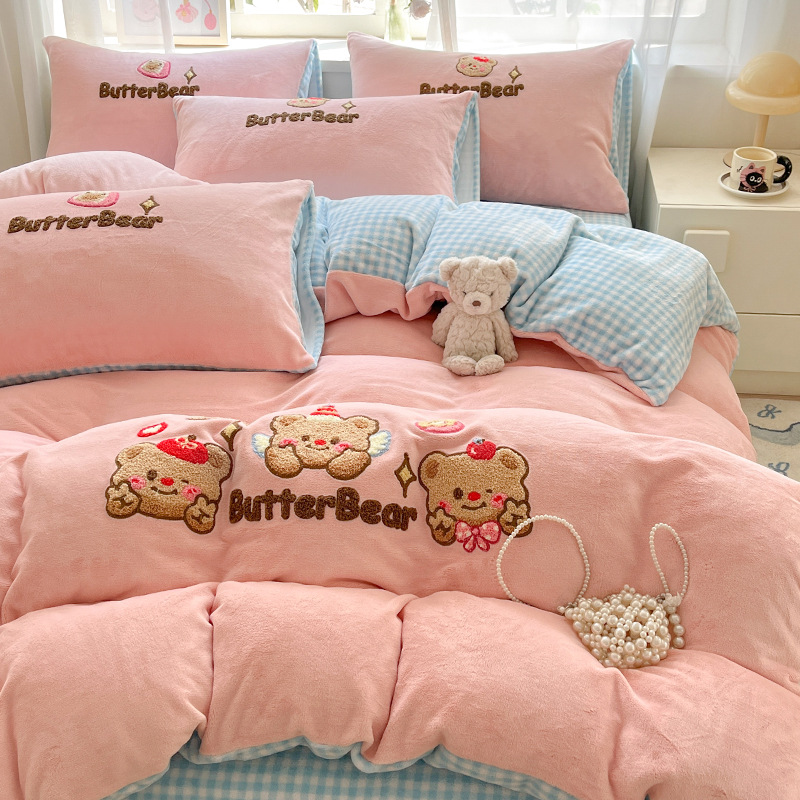 Cama de toalla lindo bordada de seda de leche con cuatro piezas, ropa de cama de seda de invierno, sábanas de coral con tres piezas