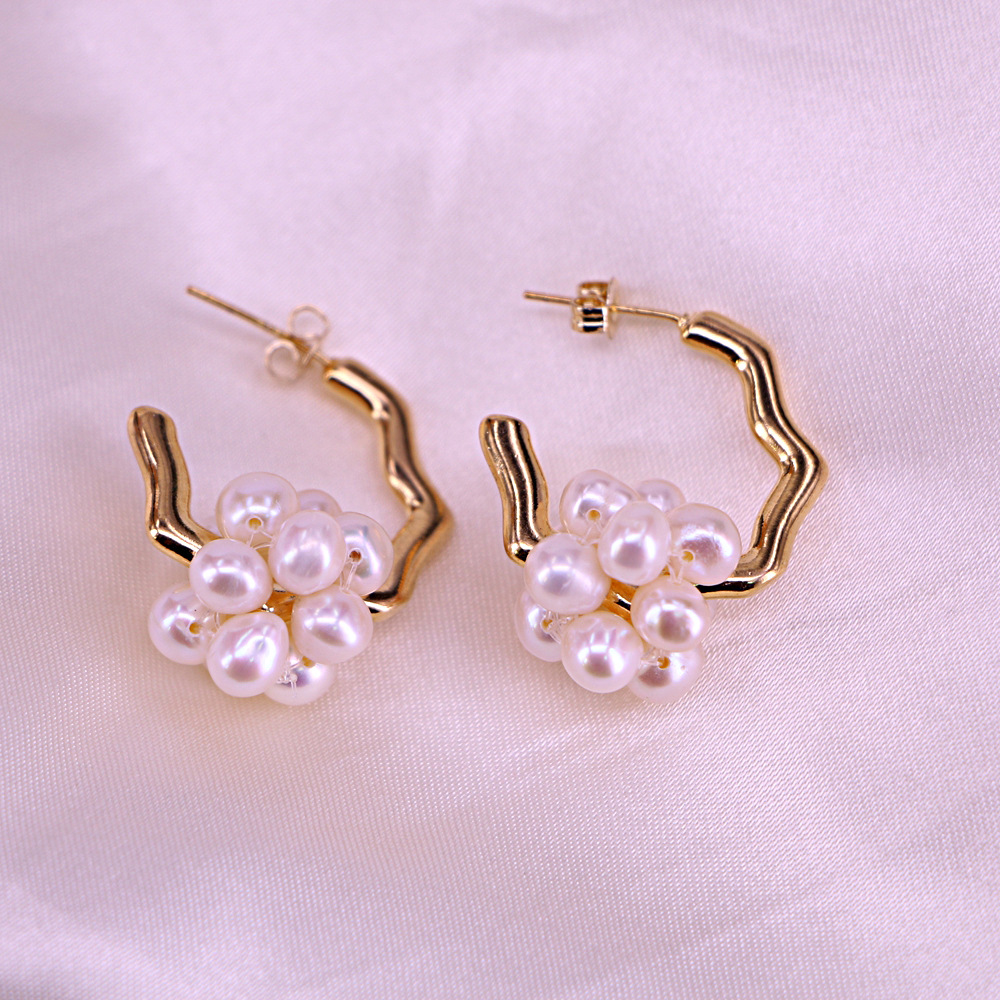 Retro Natural Freshwater Pearl Copper Gold Plated C-shaped Earrings display picture 4