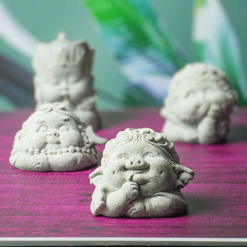 Simulación creativa de "Viaje al Oeste", artesanía de pequeñas estatuas de Buda en arenisca verde, mini decoración acuática con Pigsmy y Wukong.