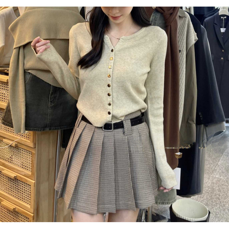 奶系穿搭早秋针织开衫女长袖上衣秋冬装新款韩系温柔风格显瘦毛衣