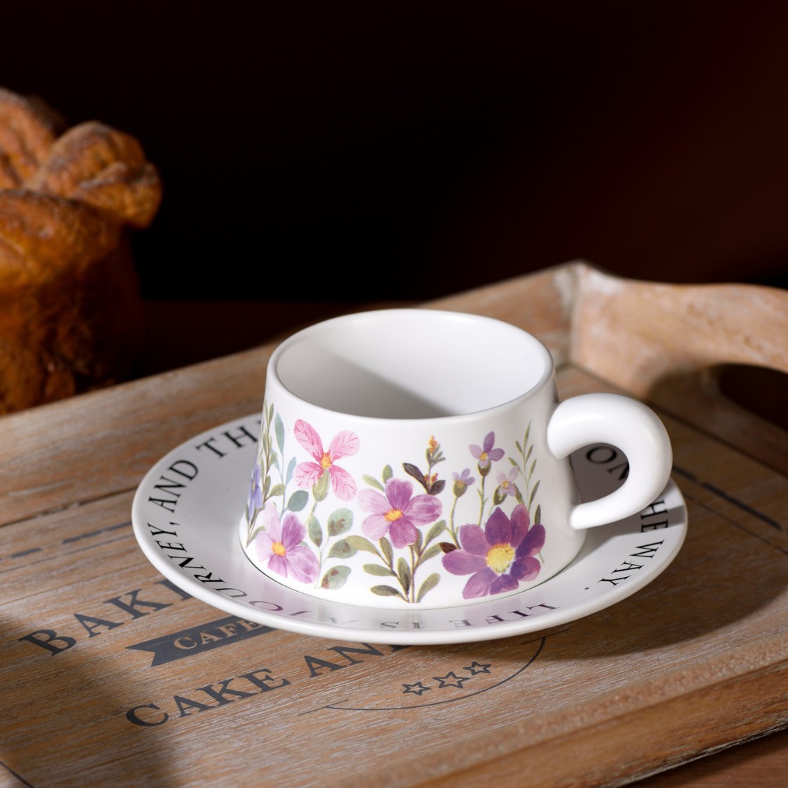 Luz lujosa francesa romántica pequeña flor de cerámica taza de café plato casual té de la tarde café nuevo conjunto de tazas de agua de porcelana hueso