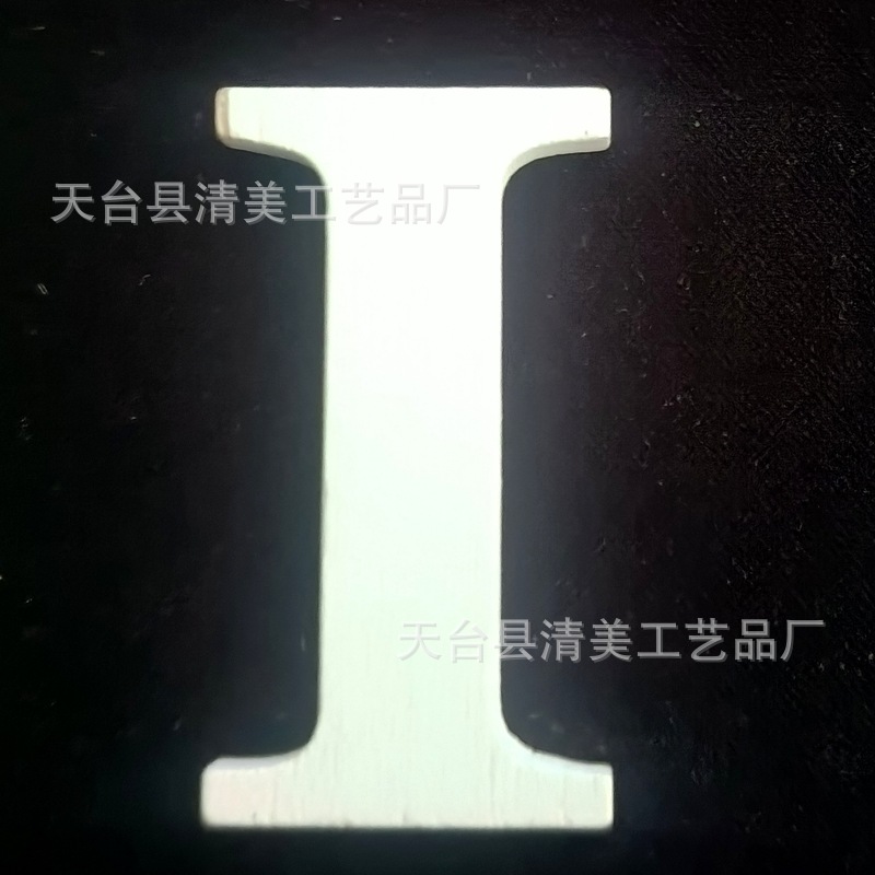 Nuevos productos transfronterizos Decoración navideña Colgante de hoja de madera Artesanía de madera Colgante pequeño Colgante de costura a cuadros negro y rojo