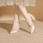 日常伴娘白色绸缎新娘鞋