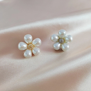 Chanel style corsage exquisite women's Pearl Daisy brooch anti-exposure small button shirt collar pin factory direct sales