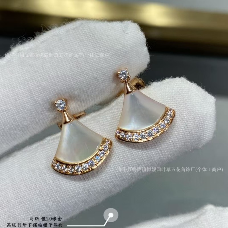 V ゴールド スカート シェイプ イヤリング レディース 18K ローズゴールドメッキ ダイヤモンドとマザーオブパール カーネリアン シェイプ イヤリング|undefined