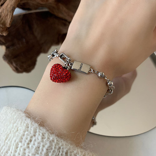 Dongdaemun, South Korea, fashionable strawberry crystal bear English tag bracelet ins for women with cold style and luxury design
