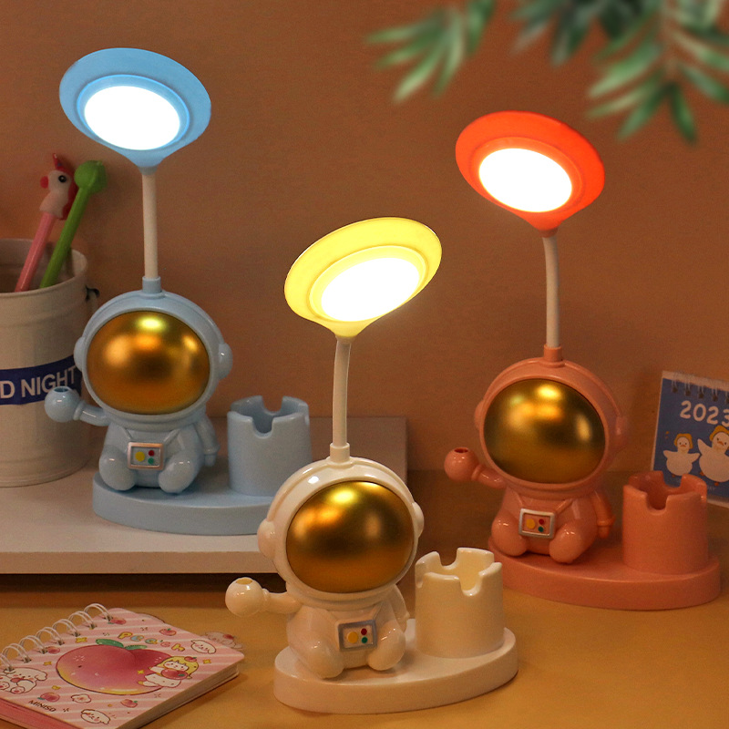 Lámpara de escritorio recargable con diseño de astronauta de dibujos animados para estudiantes, protección ocular LED, pequeño regalo para niños, logotipo personalizable, divertida