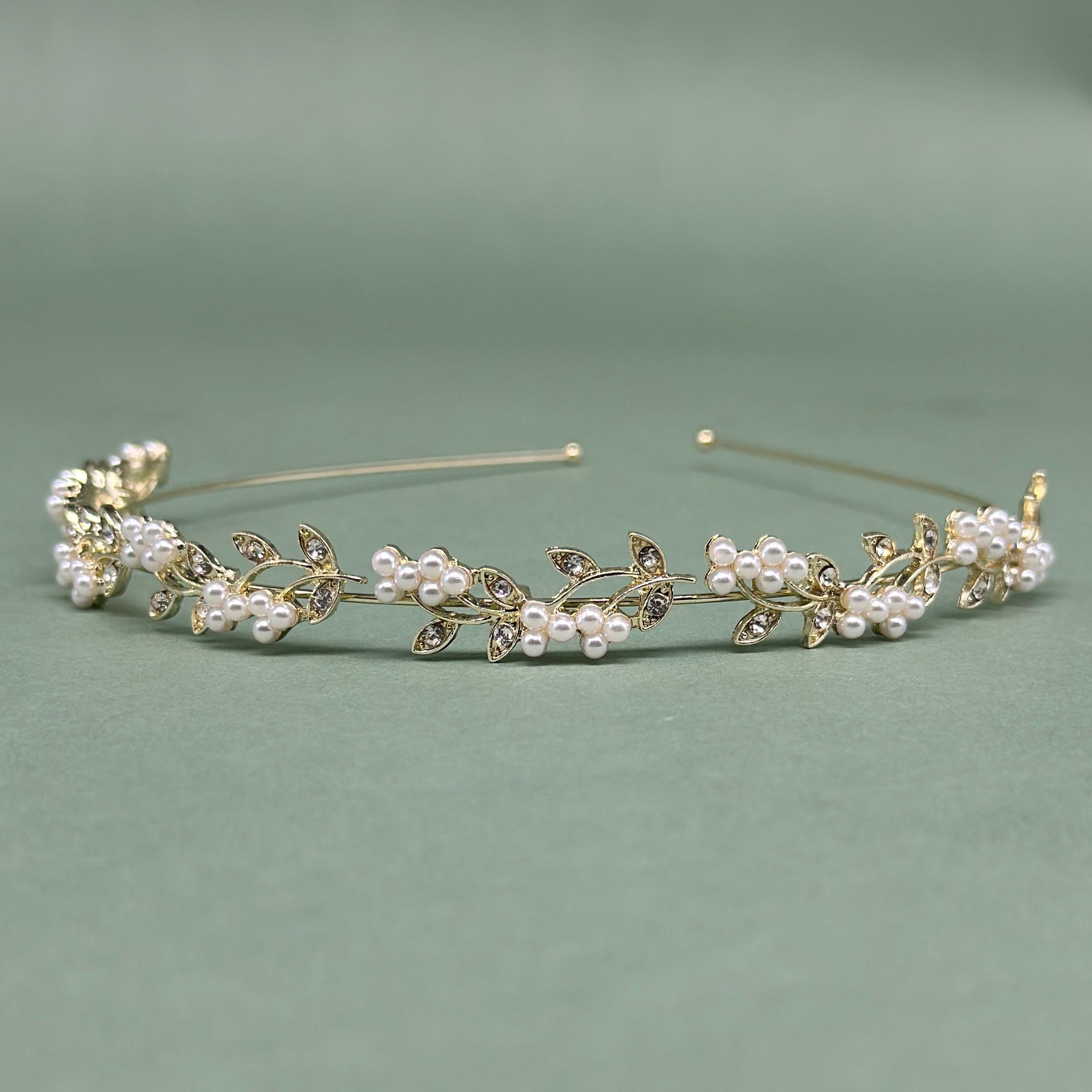 Bandeau floral métallique, style nuptial européen-américain moderne avec strass, accessoire de cheveux vintage, à la fois doux et tendance._voghion.com