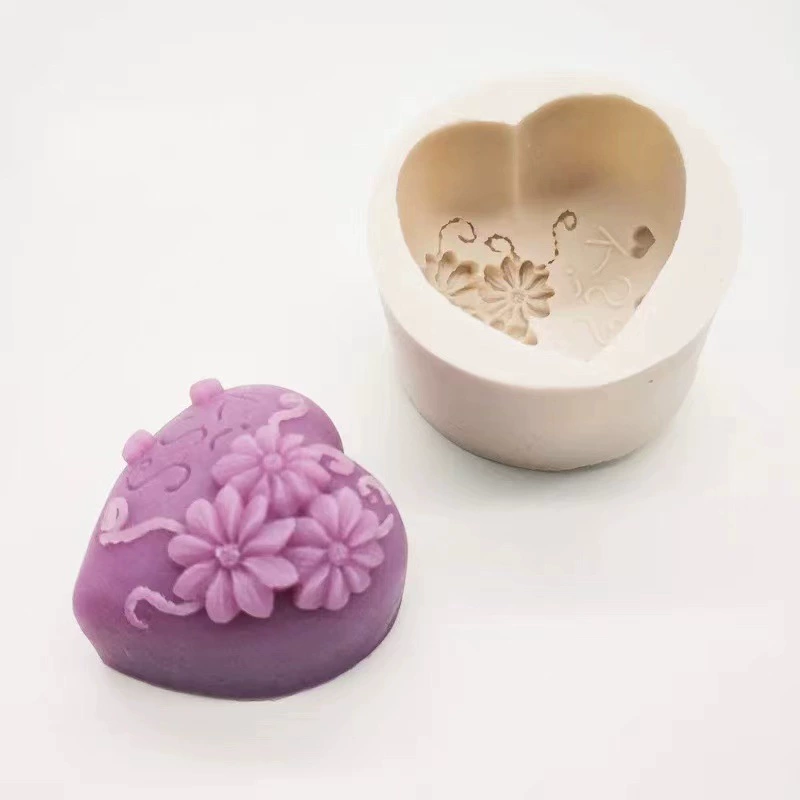 Мыло содержит розу, силиконовая форма в виде сердца, акриловый мастика, мусс,