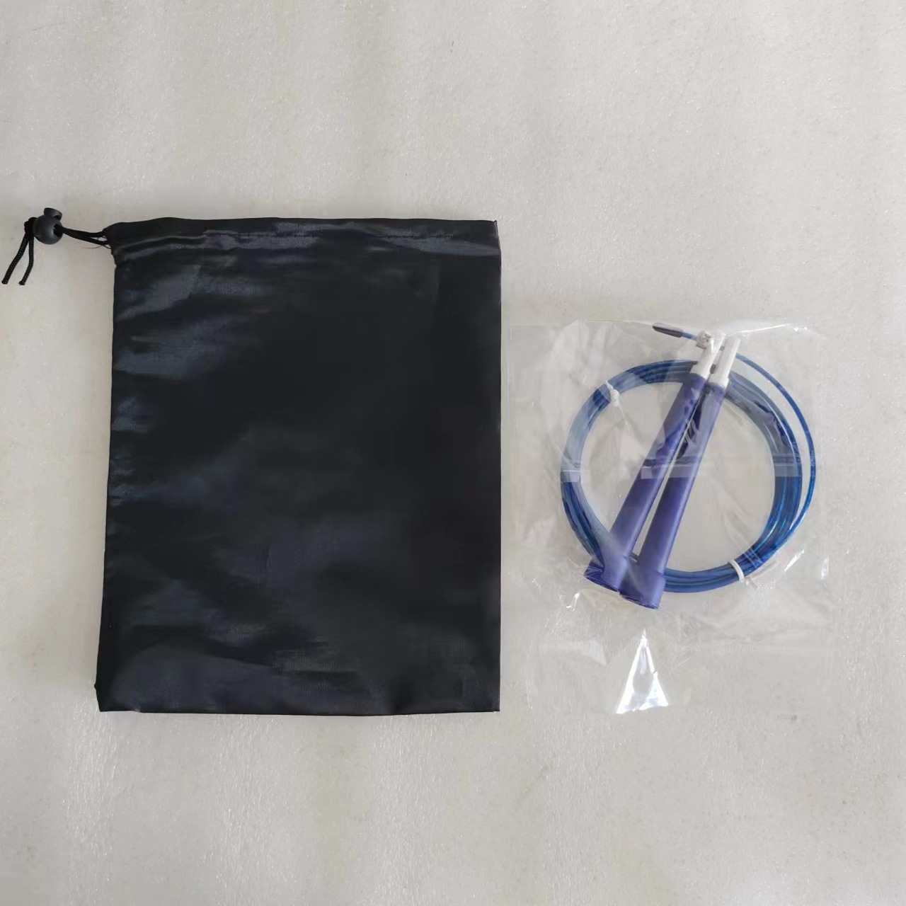 Cuerda para saltar de diez colores de plástico de PVC con cable de acero para la prueba de ingreso a la escuela secundaria, cuerda para saltar de velocidad para ejercicio y fitness con cabezal blanco universal.